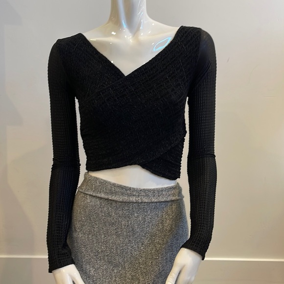 Perfect Condition Show Me Your Mumu Black Crop Top - Picture 2 of 12